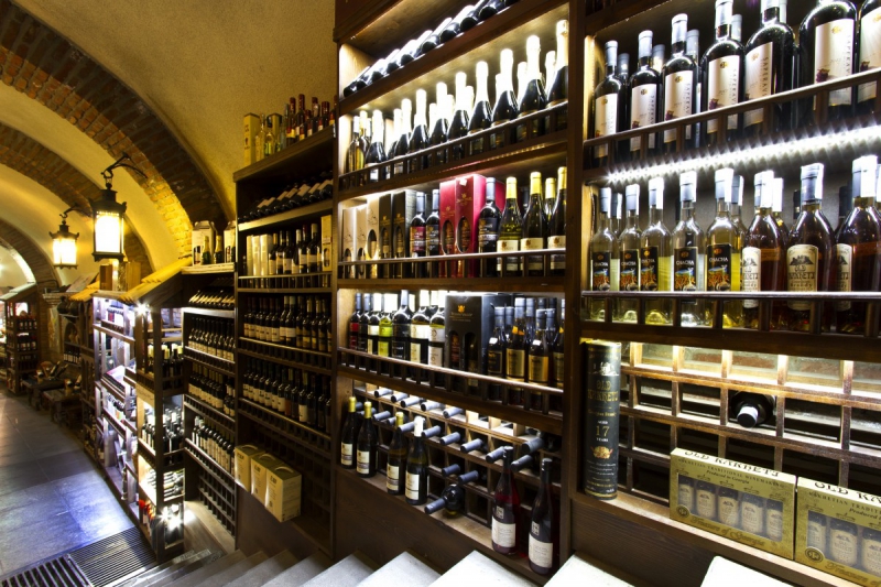 bar-VALDEROURE-min_world_street_travel_shop_canon_georgia_wine_bottles-429767